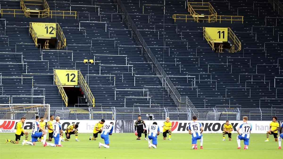 Los jugadores del Dortmund y del Hertha se arrodillan para denunciar el racismo.