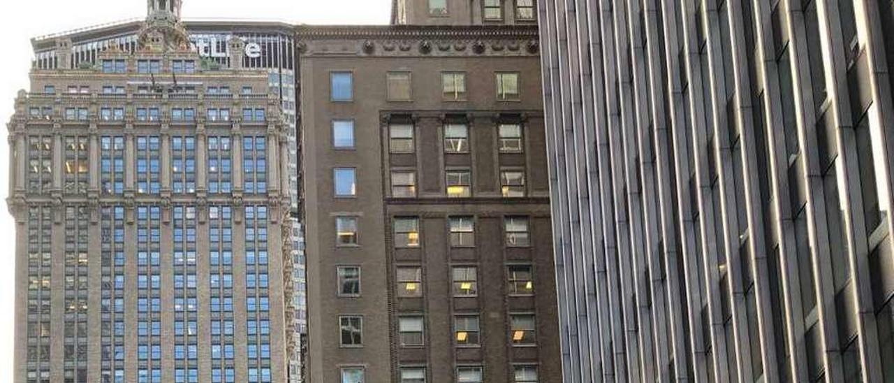 La compostelana Martiña Gago, a las puertas de la sede central de JP Morgan en Nueva York.