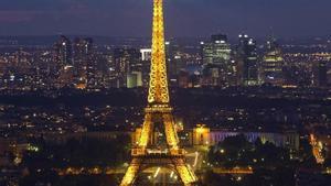 Vista nocturna de la Torre Eiffel de París.