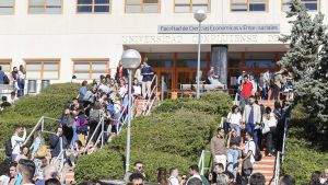 Aspirantes a informador fijo de RTVE, a las puertas de la Facultad de Económicas de la UCM en Somosaguas el día que se aplazó el examen.