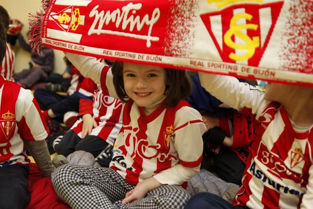 Visita de jugadores del Sporting al colegio Gloria Fuertes de Gijón