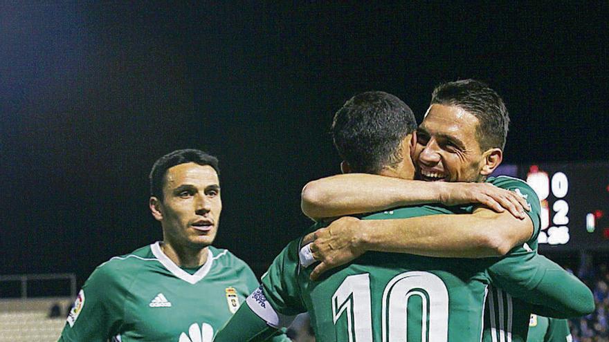 Rocha abraza a Linares ante la mirada de Folch, el sábado en el partido ante el Lorca.