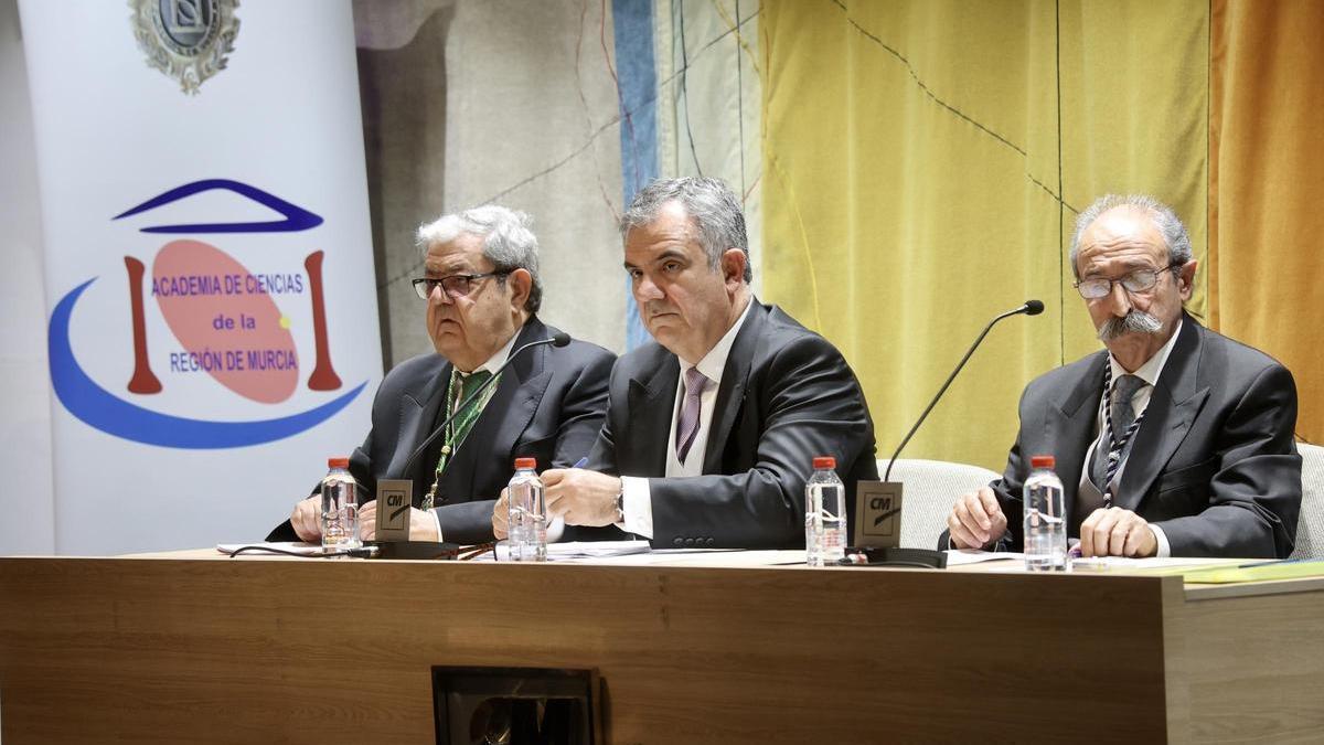 Academia de Ciencias Murcia | Vázquez advierte: «Publicamos para que patenten otros»