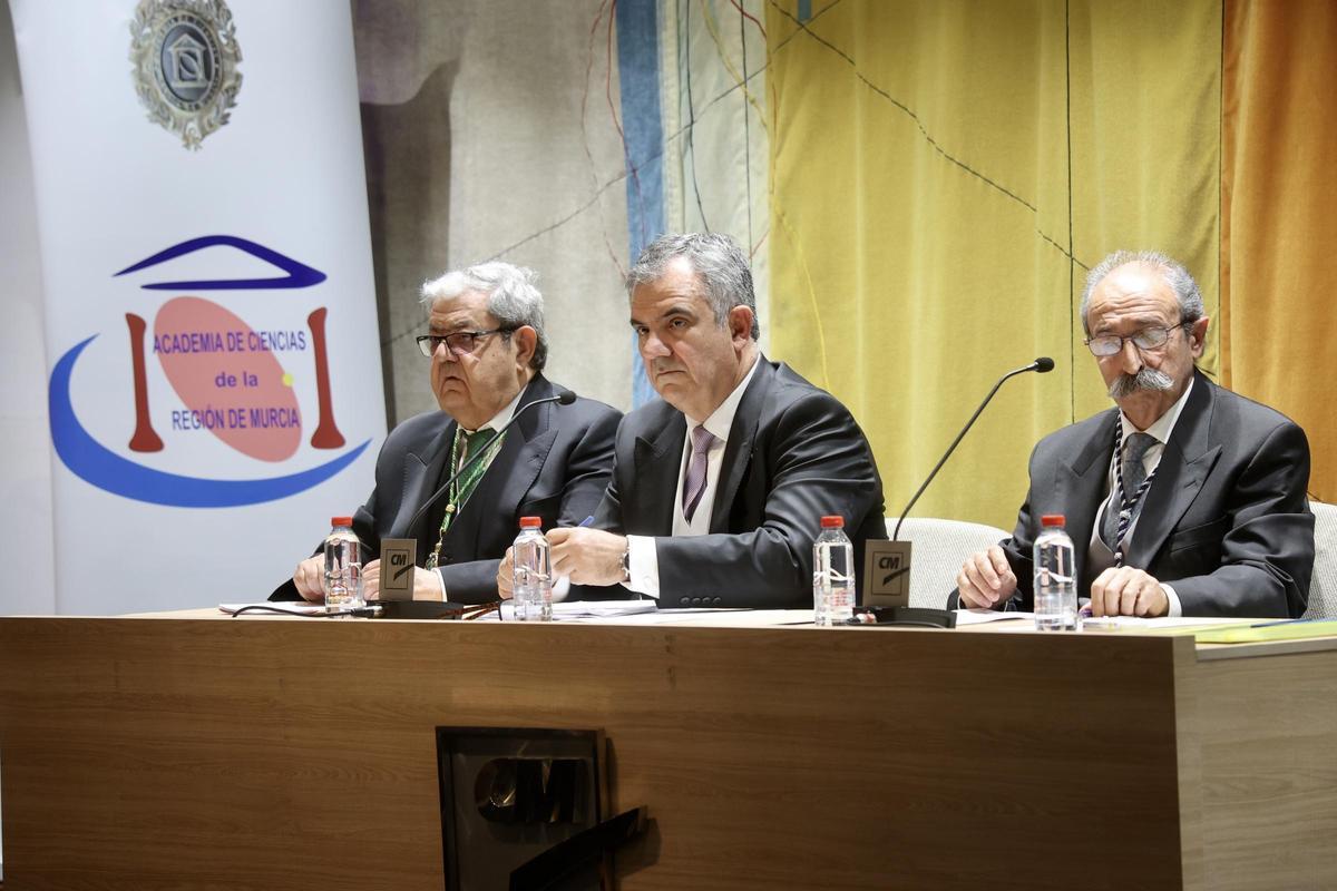 Juan María Vázquez, en la inauguración del curso del Consejo de Academias de la Región de Murcia.