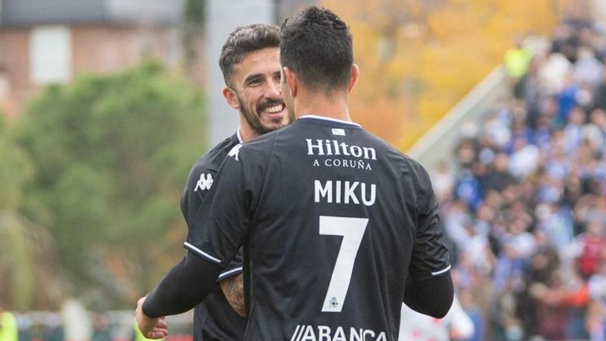 Quiles, que abrió el marcador ante el Rayo Majadahonda, felicita a Miku tras el gol del venezolano. |  // LOF