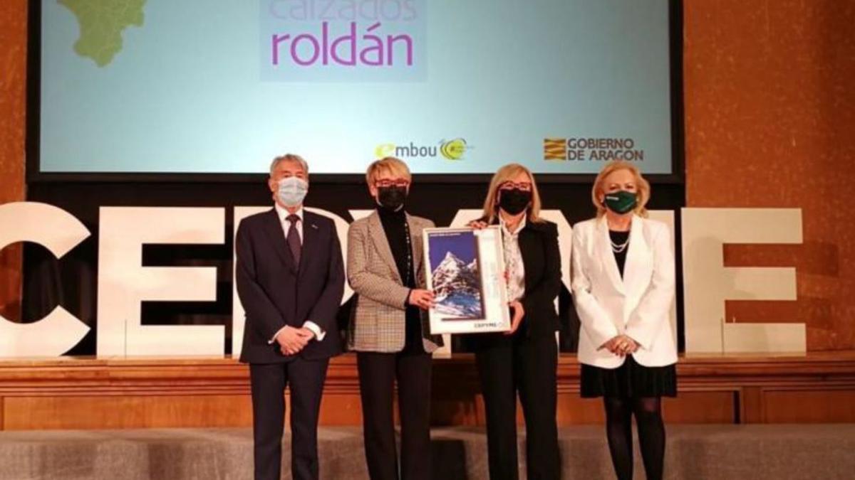 Yolanda y María José Roldán recogen el Premio Cepyme Aragón. | SERVICIO ESPECIAL