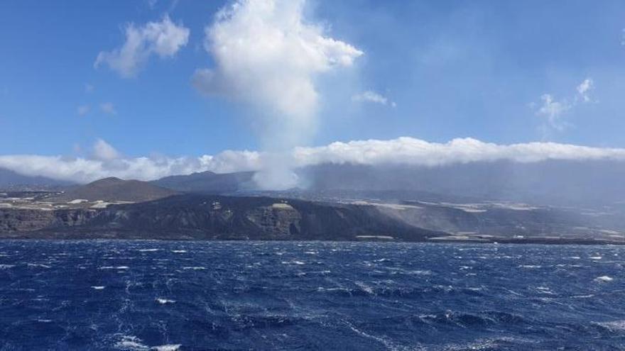 Emisión de cenizas desde una de las bocas del suroeste del volcán de La Palma