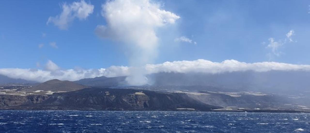 Emisión de cenizas desde una de las bocas del suroeste del volcán de La Palma