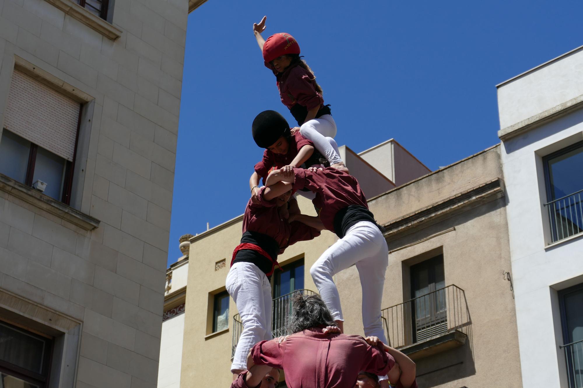 La plaça es tenyeix de colors amb la Diada Castellera de Santa Creu