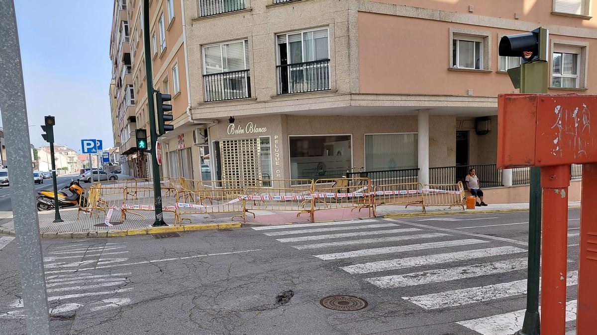 El vallado ocupa buena parte de la acera del cruce de Rosalia de Castro con el acceso a Trabanca Sardiñeira.