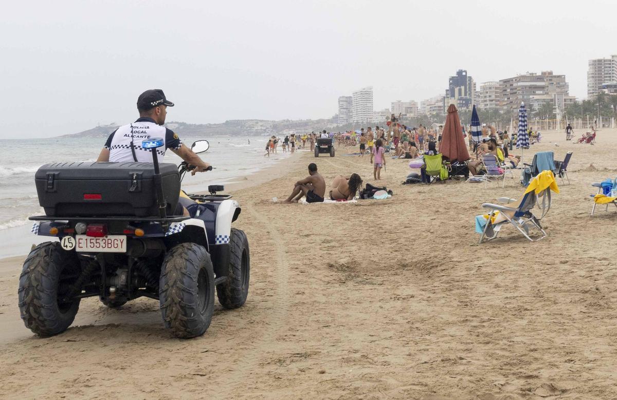 Bandera roja en la playa de San Juan en Alicante: los socorristas obligan a los bañistas a salir del agua por la alerta de viento