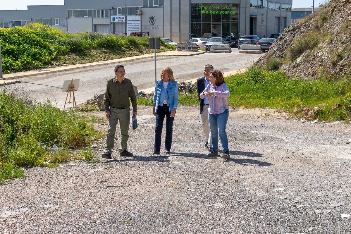 La alcaldesa de Marbella, Ángeles Muñoz, en el punto limpio.