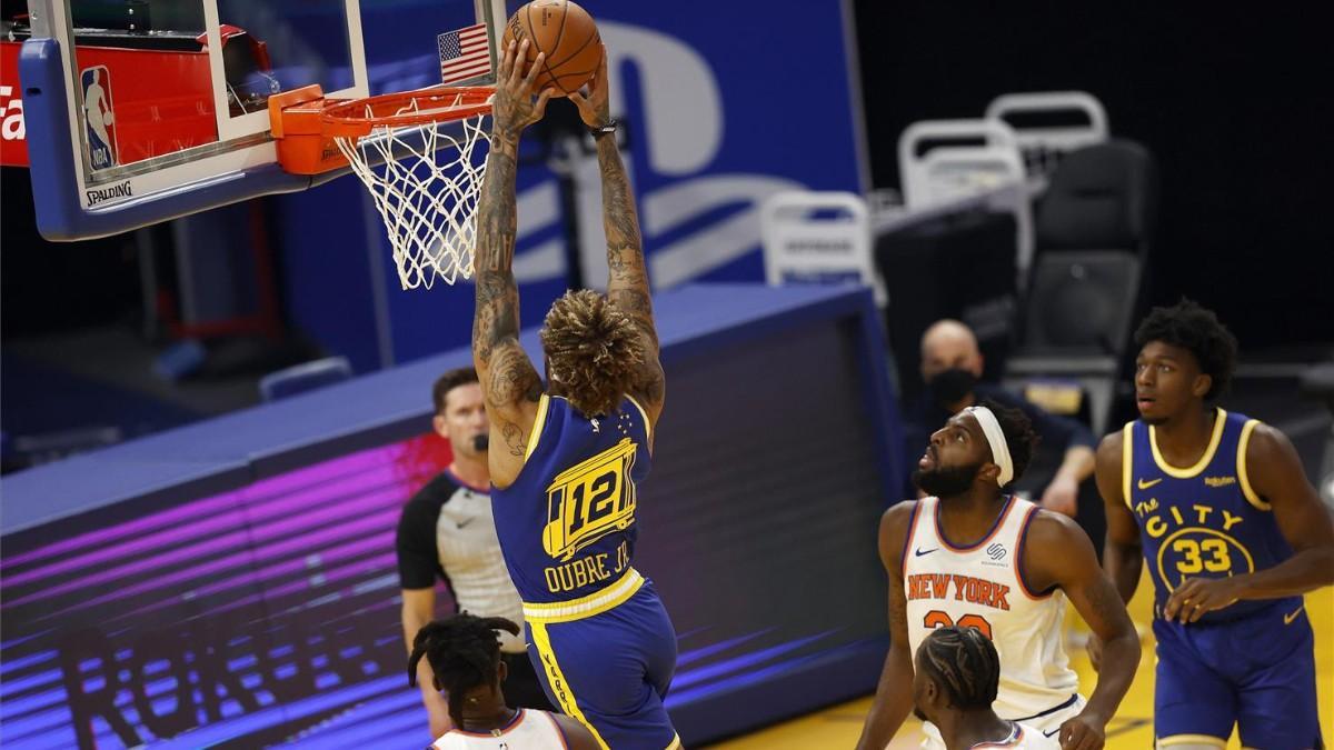 Kelly Oubre Jr., haciendo un mate durante el partido ante los Knicks