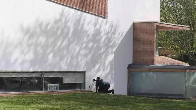 La Guardia Civil busca el arma homicida en el parking del Centro cultural de Villanueva de la Cañada