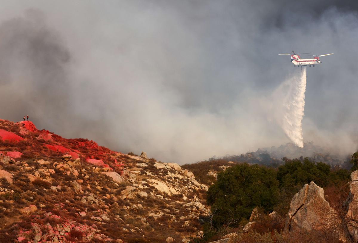 Lucha sin tregua contra el fuego en Hemet (California)