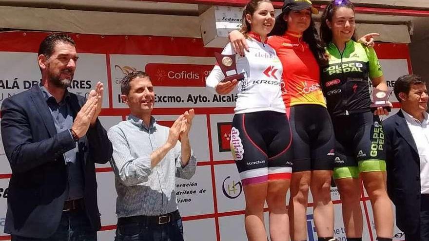 Sara Yusto, con maillot blanco, en el podio final del OPen de España.