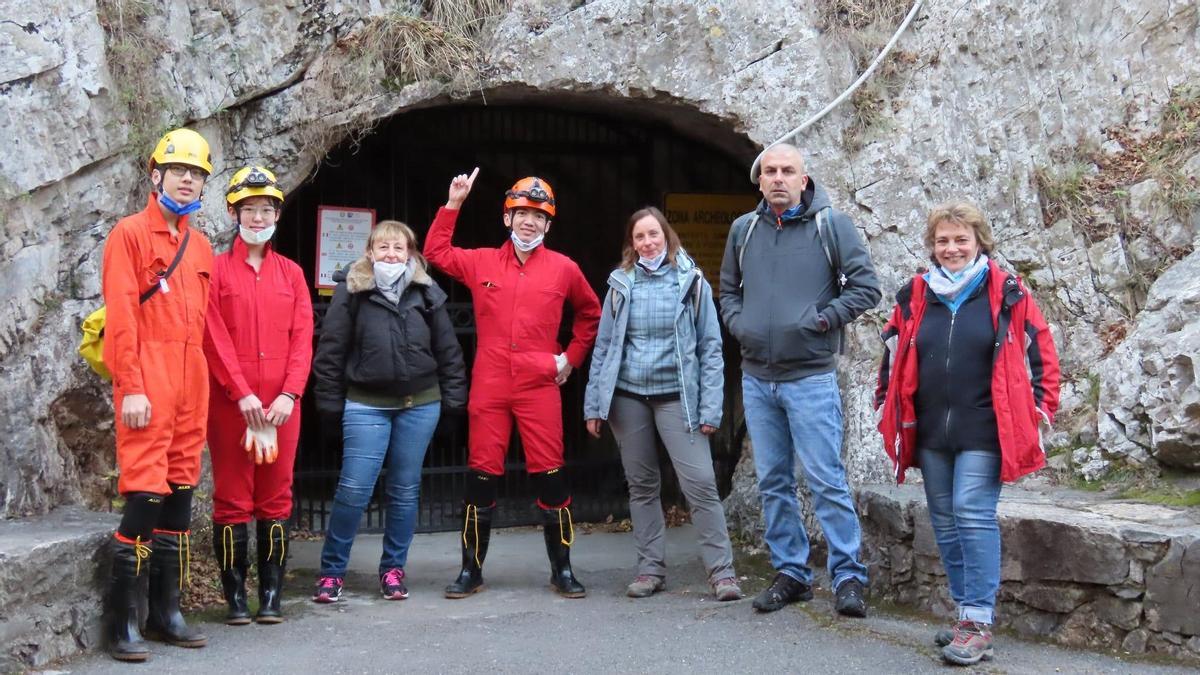 Gianluca Marino (2º por la derecha), con el resto de investigadores durante el muestreo en la cueva de Basura, en el norte de Italia.