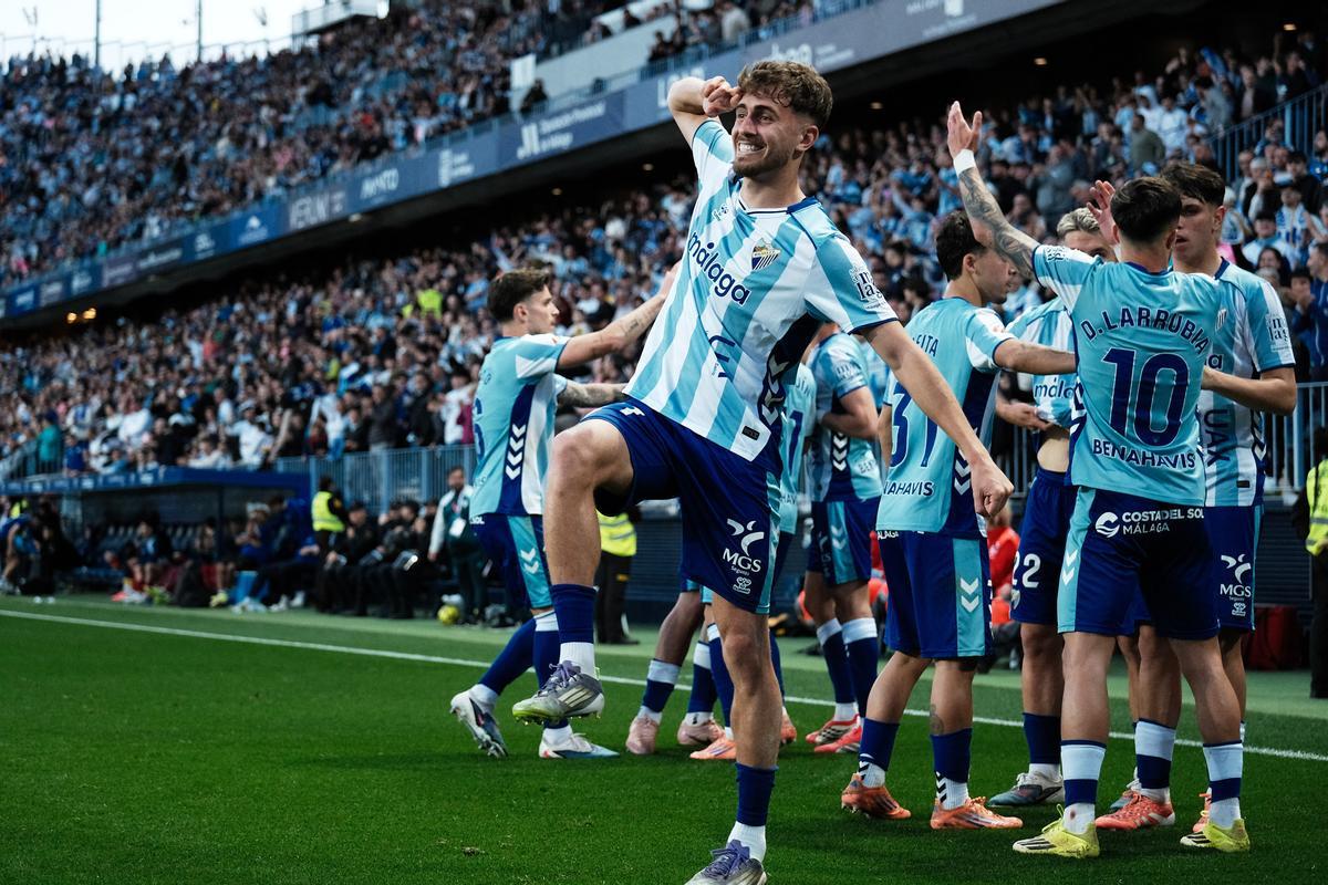 El Málaga CF gana por 5-3 al Huesca en La Rosaleda.