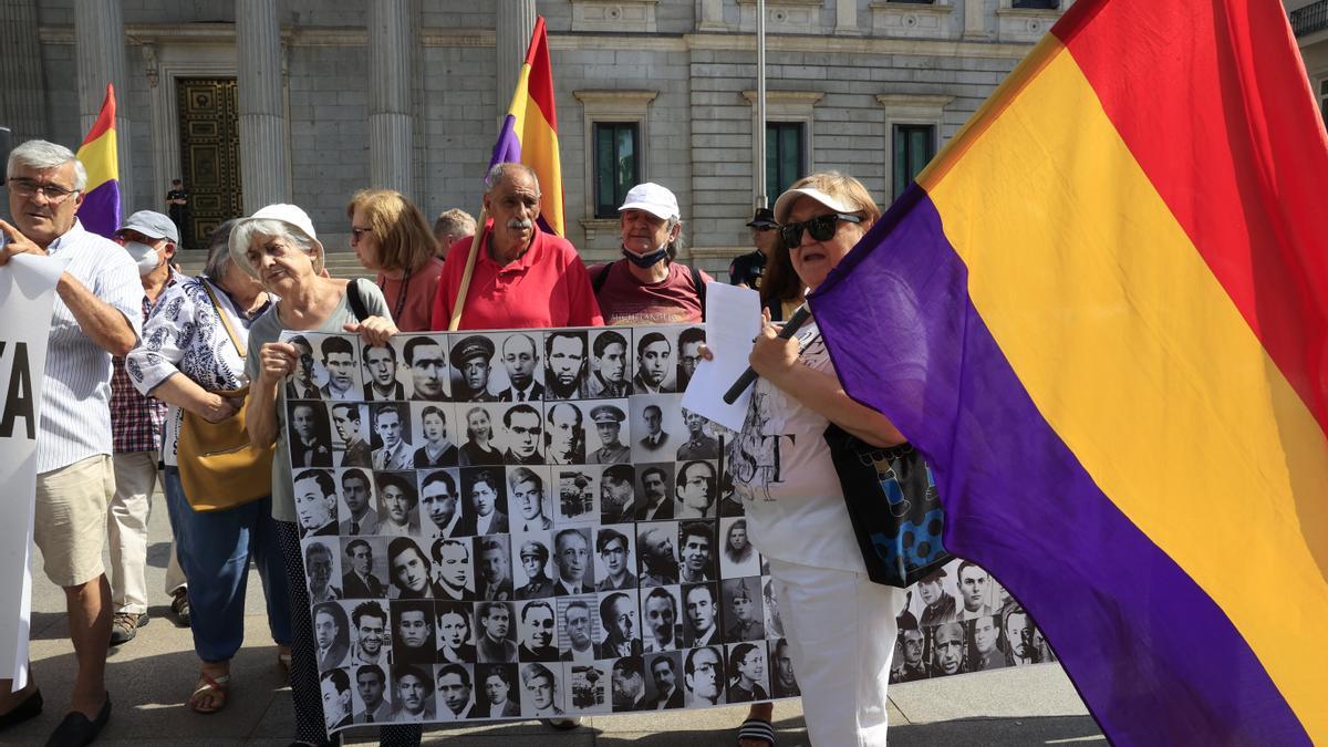 Concentración frente al Congreso con motivo de la aprobación de la Ley de Memoria Democrática