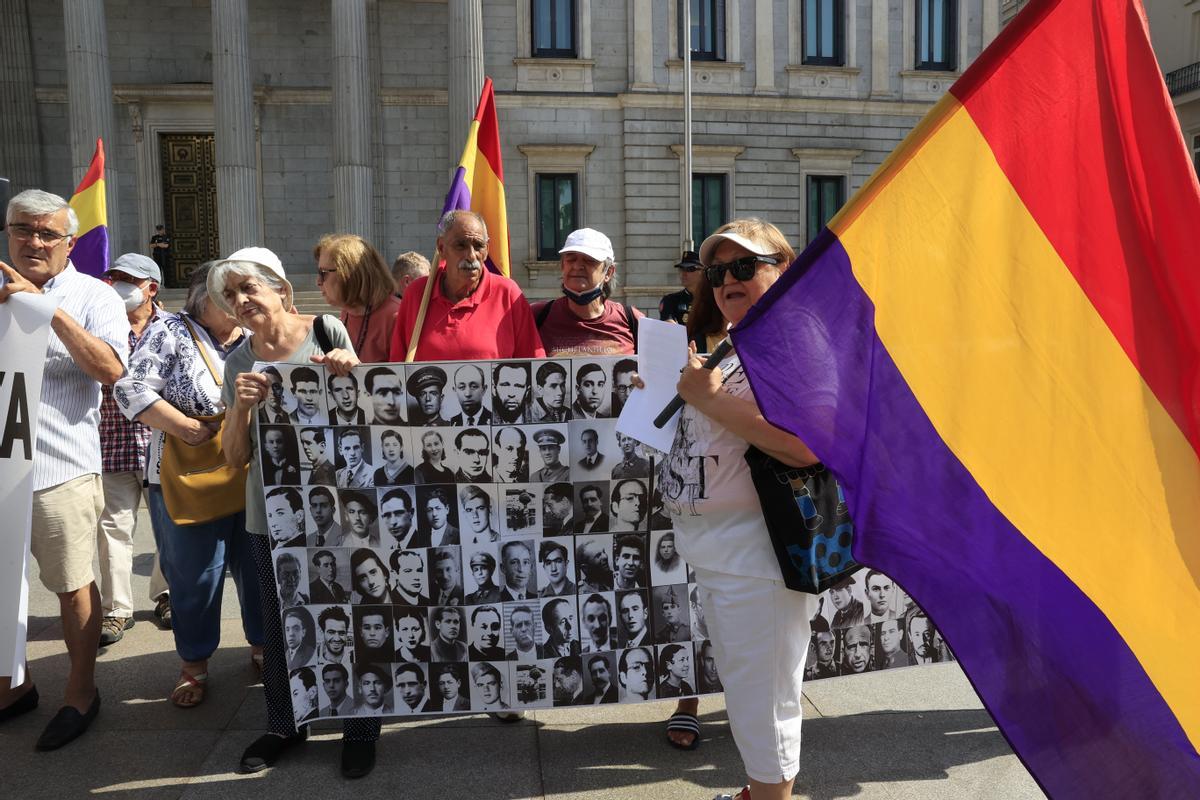 Concentración frente al Congreso con motivo de la aprobación de la Ley de Memoria Democrática Concentración frente al Congreso con motivo de la aprobación de la Ley de Memoria Democrática