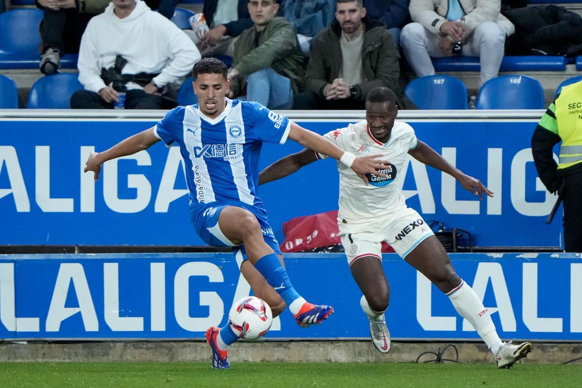 El defensa del Alavés Manu Sánchez (i) pelea un balón con Mamadou Sylla, del Real Valladolid en el estadio de Mendizorroza en foto de archivo de ADRIAN RUIZ HIERRO. EFe. (Valladolid) (Alaves)