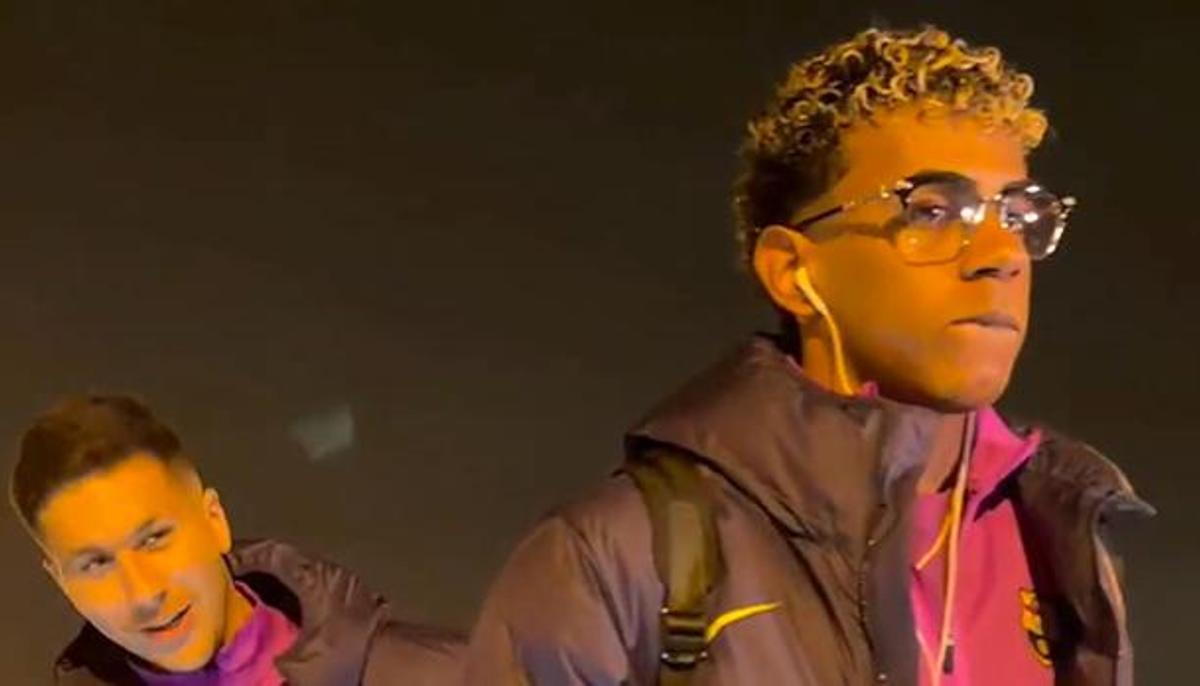 Lamine subiendo al avión