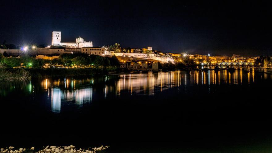 Una panorámica nocturna de Zamora.