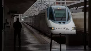 La circulación de trenes desde Barcelona y Castellón a Alicante se suspende por las fuertes tormentas