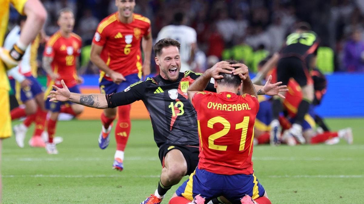 Celebración de Oyarzabal y sus compañeros de la selección española tras ganar la Eurocopa ante Inglaterra.