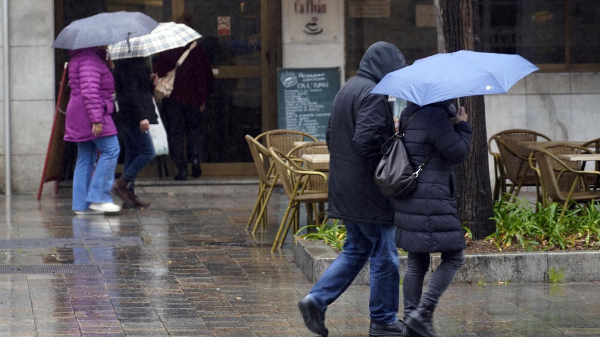 Gent amb paraigua a la ciutat de Girona, foto d'arxiu.