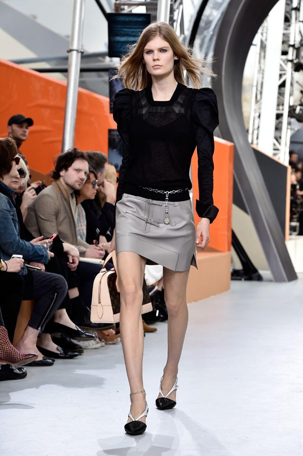 Louis Vuitton Otoño-Invierno 2015/16, falda gris y camisa en negro