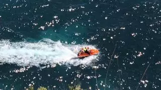 Rescatan a cuatro bañistas que quedaron atrapados y agarrados a las rocas en la costa sur de la cala del Moraig en Benitatxell