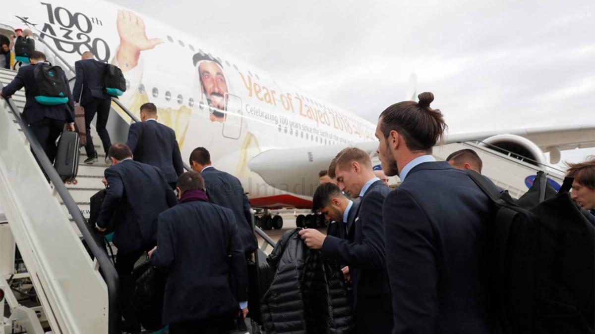 Los jugadores del Real Madrid, con Gareth Bale en primer plano a la derecha, suben al avión para viajar a Emiratos Árabes Unidos para la disputa del Mundial de Clubes 2017