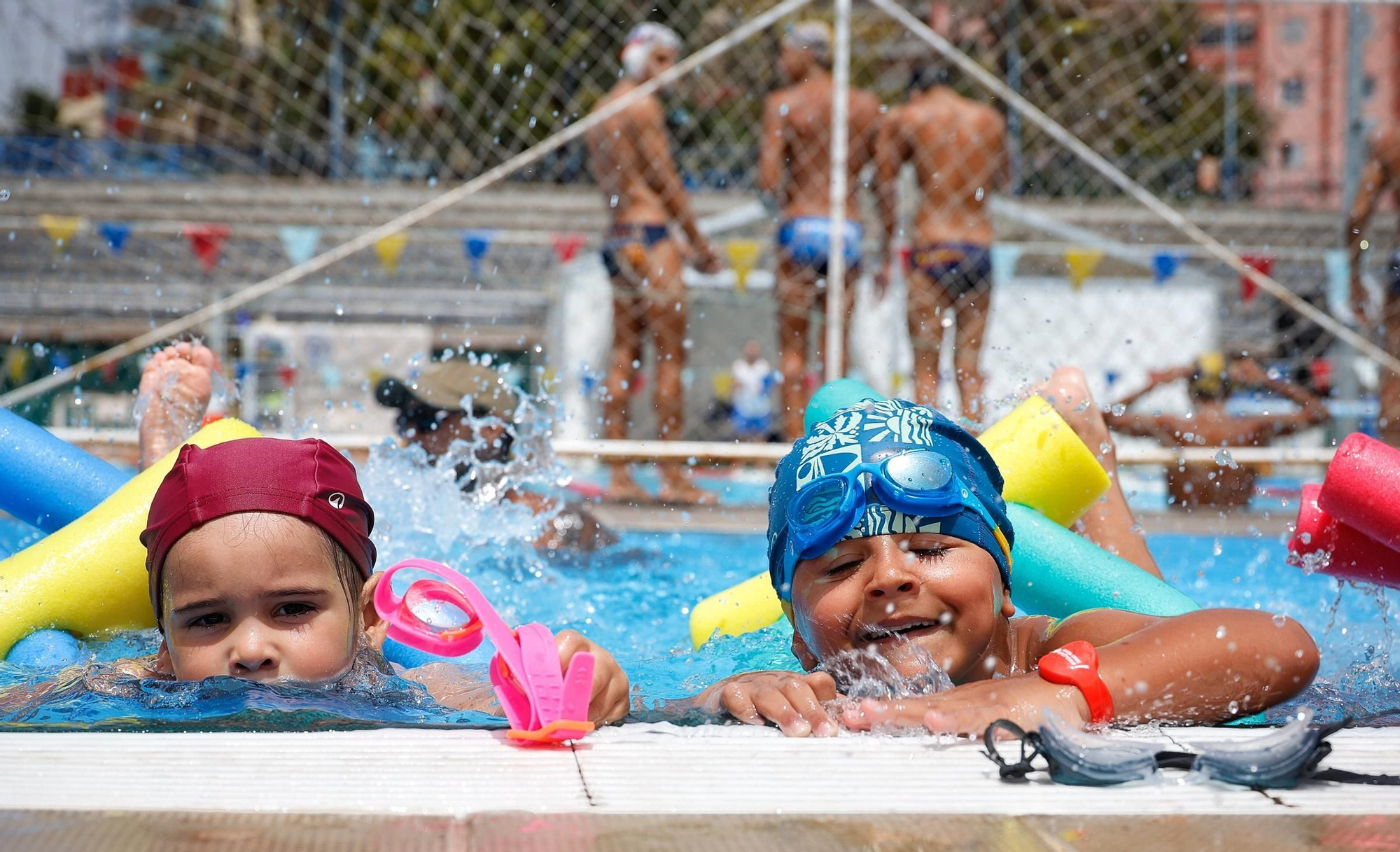 Visita a los cursillos de natación en la piscina Acidalio Lorenzo