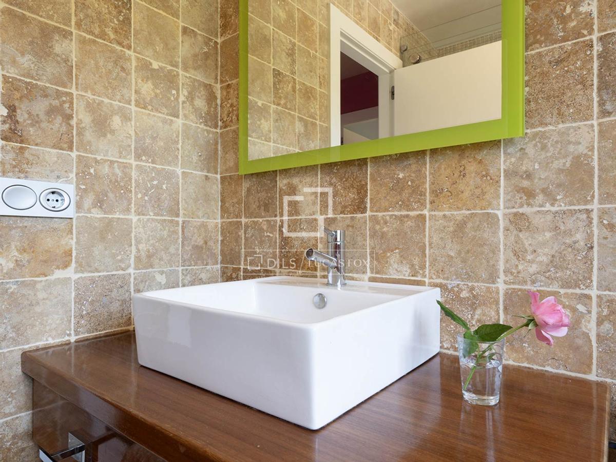 Así es el chalé a la venta que se situá a unos metros de una de las calas más hermosas de Cangas