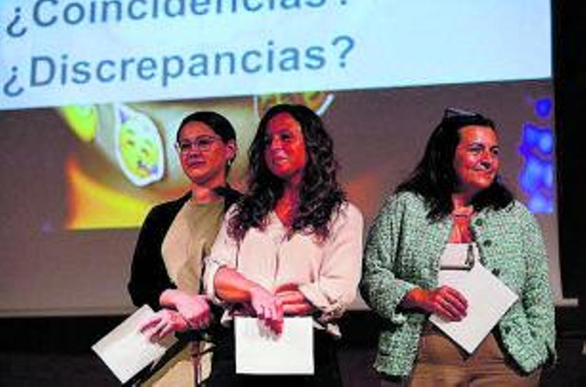 Tres participantes escuchan las conclusiones. | TONI ESCOBAR