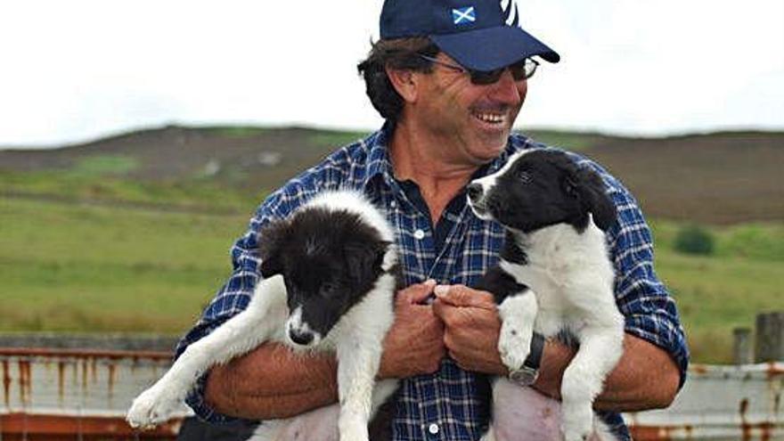 Jordi Muxach amb dos cadells de Border Collie.
