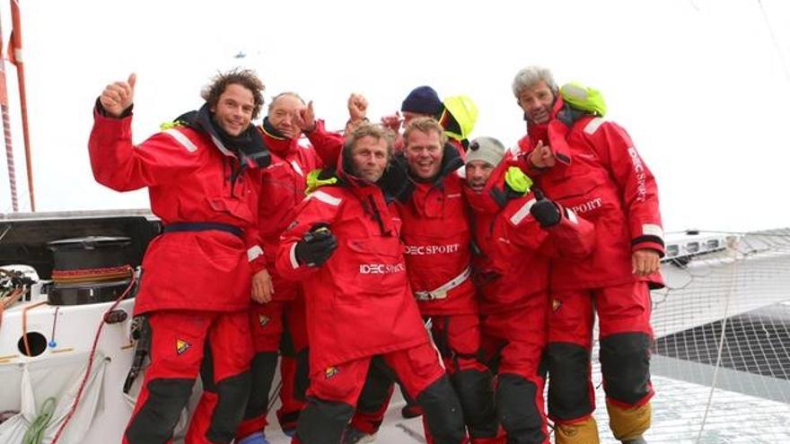 Alex Pella bate el récord de vuelta al mundo a vela