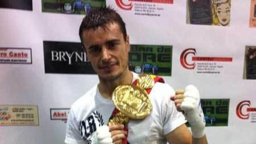 Aitor Nieto, con el cinturón de campeón de España.