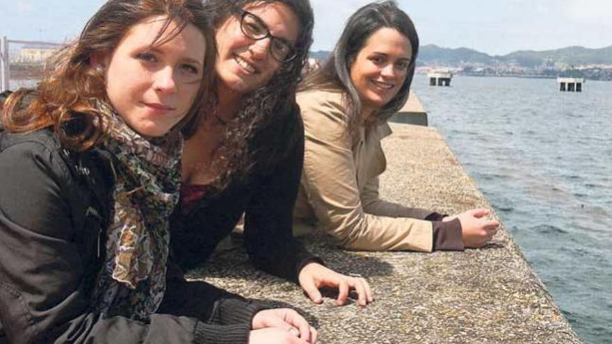 Gabriela, Marta y Diana, en el Puerto vigués // DE ARCOS