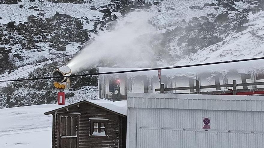 Las estaciones de esquí confían en abrir este fin de semana con la nieve caída estos días