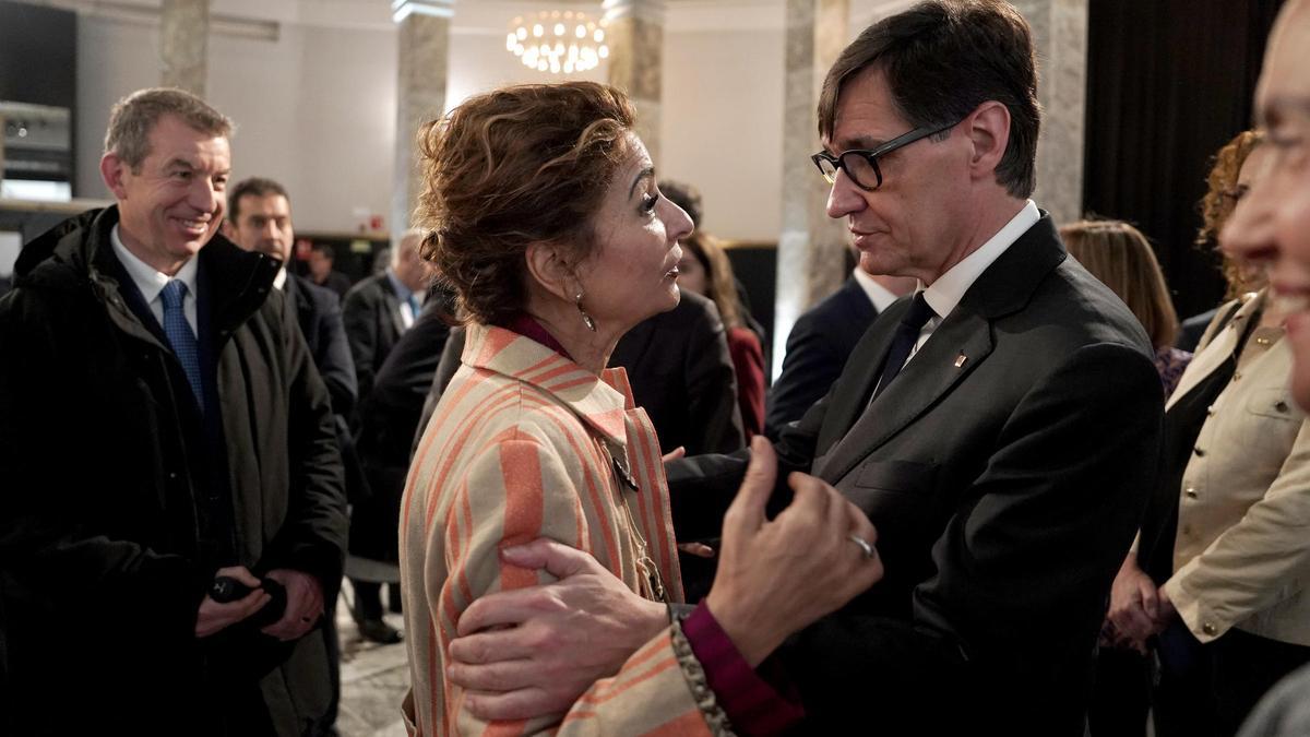 Salvador Illa durante la conferencia 'Catalunya lidera' junto a María Jesús Montero.