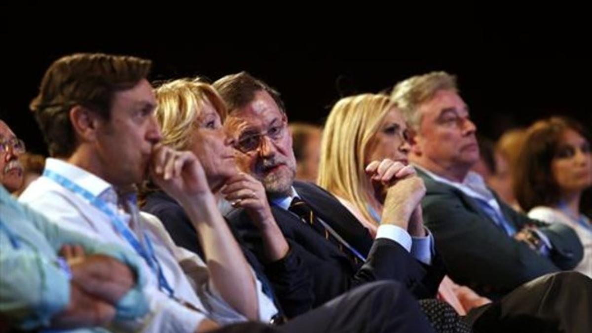 Mariano Rajoy, flanqueado por Esperanza Aguirre y Cristina Cifuentes, ayer durante la inauguración de la convención que los populares celebran en Madrid.