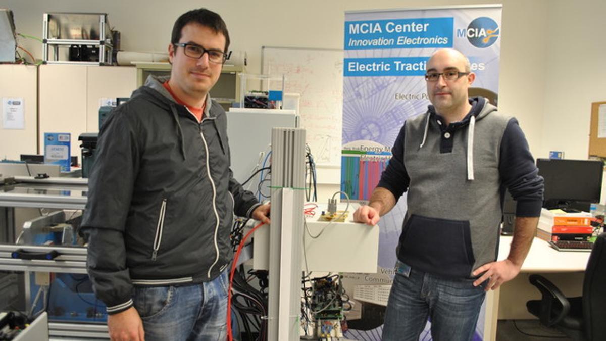 Los investigadores Marc Castella, del CTM y Vicente Sala, del MCIA de la UPC, parte del equipo que desarrolla el coche eléctrico del futuro