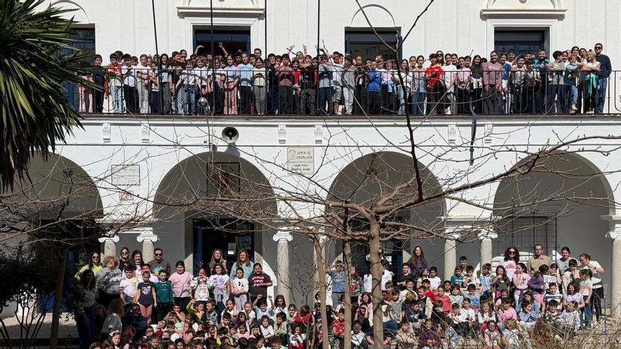 75 años que enseñan y emocionan: el CEIP Maestro Jurado de Hinojosa del Duque convierte su aniversario en una experiencia compartida