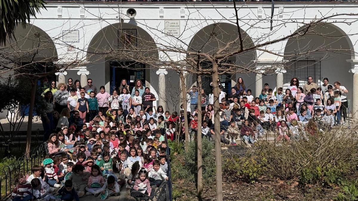 Fotografía reciente del alumnado de Infantil del colegio hinojoseño.