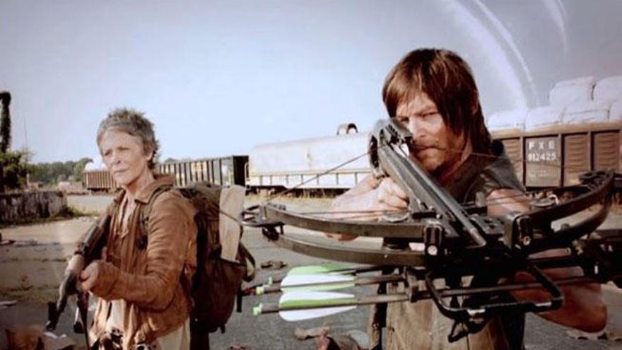 &#039;The Walking Dead&#039;: Daryl y Carol entre caminantes.