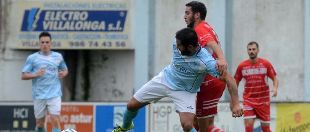 Anxo Vilas presiona a un futbolista contrario durante su etapa en el Atios. | // NOÉ PARGA