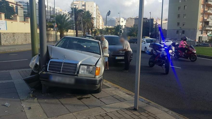 El coche accidentado en la avenida Tres de Mayo.