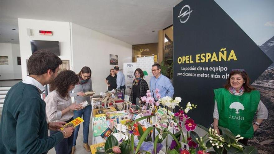 Flores y libros, con Opel y el equipo de Gardeniers
